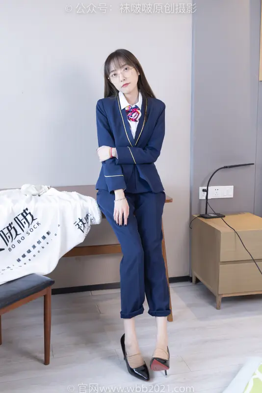 稚予-高跟鞋、短肉丝（脚尖加固款）、黑色美甲、银行制服、半脱袜子（花絮版） - BoBoSocks袜啵啵